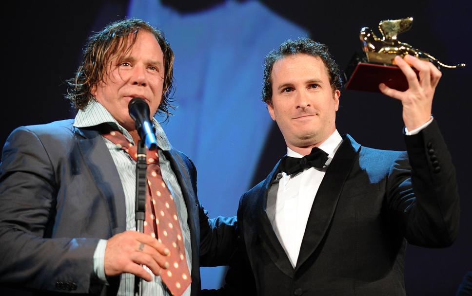 65a Mostra del cinema di Venezia: Mickey Rourke e Darren Aronofsky premiati con il Leone d’oro per “The Wrestler” (Afp) 